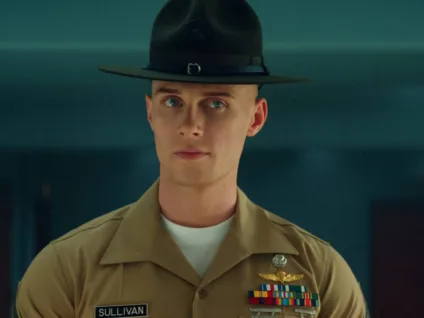 Max Parker celebra papel de vilão gay em nova série da Netflix: "Queria explorar essa história"