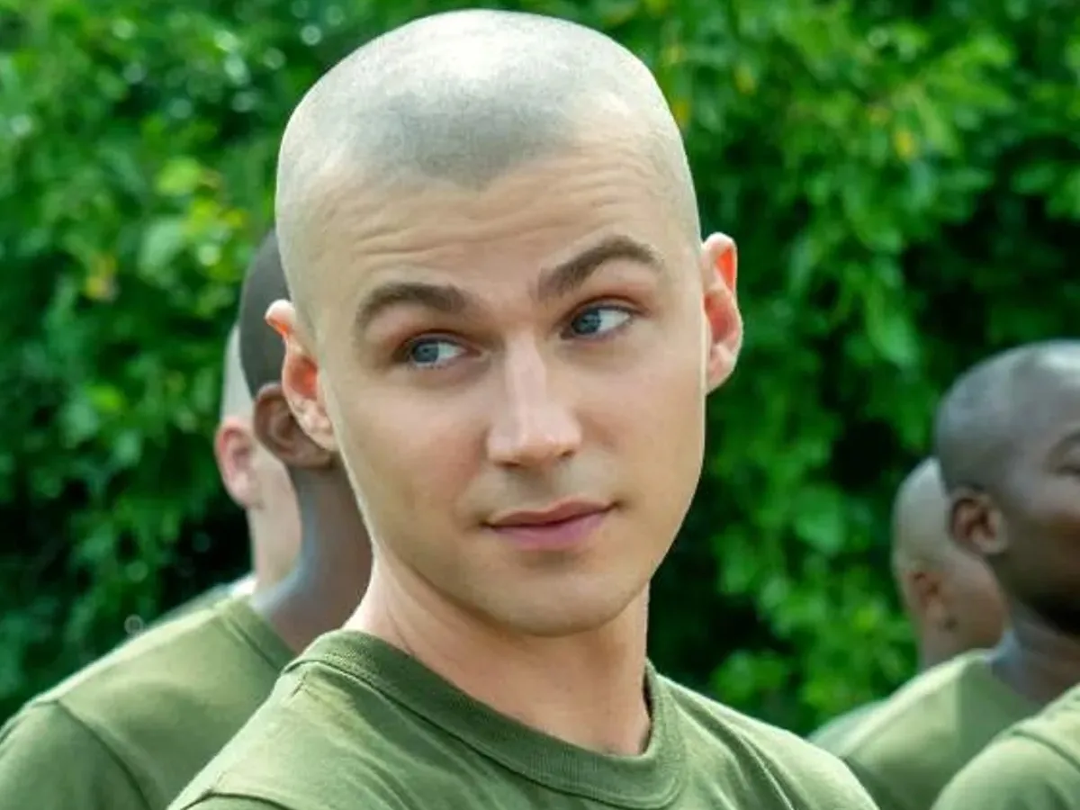 Miles Heizer em Boots