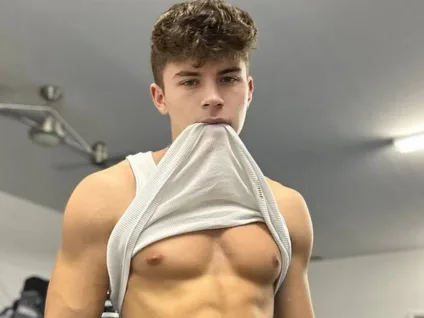 Twink do OnlyFans anuncia desafio sexual inusitado envolvendo 100 passivos: "Será que consigo?"