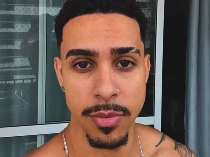 Thiago Pantaleão rebate hater que afirma que ele nunca fará sucesso como cantor