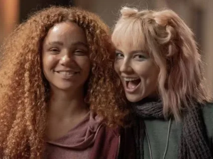 Letícia Vieira fala sobre cenas de romance com Alanis Guillen em nova série do Globoplay