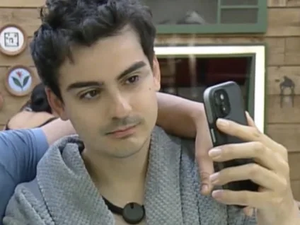 A Fazenda 17: Dudu Camargo se descuida, exibe partes íntimas e vira piada na web