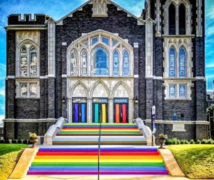 Igreja do Texas colore escadaria com bandeira LGBTQIA+ em protesto contra governo