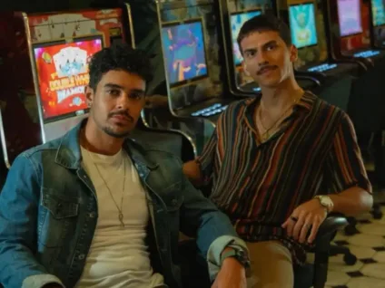 Ator fala sobre personagem e beijo gay em nova série da Netflix: "Foi uma delícia"