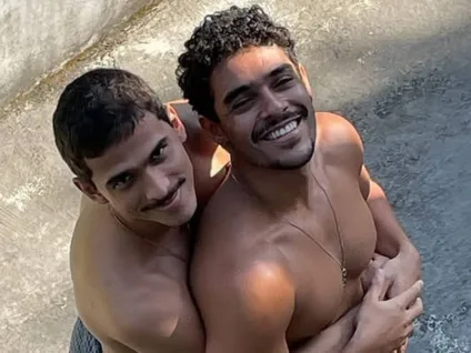 Irmão de Arthur Aguiar denuncia homofobia após ataques por viver gay em série da Netflix