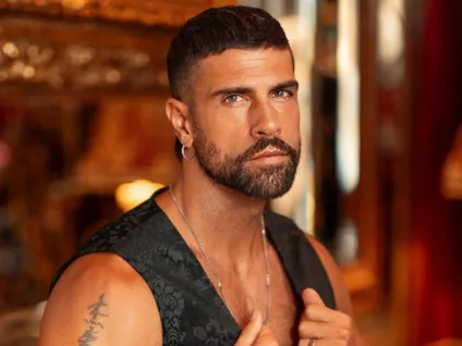 Hétero, ator italiano diz não descartar envolvimento com homens: "Não haveria problema"