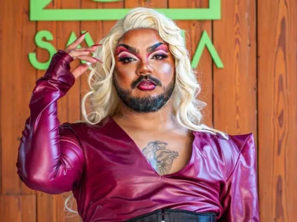 Ohana Azalee celebra ser a primeira drag queen a comandar uma roda de samba no Brasil
