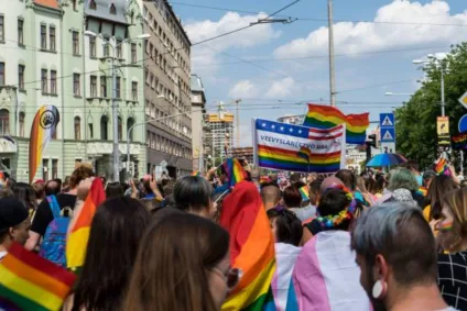 Eslováquia aprova lei que exclui famílias LGBT+ e vira alvo da UE