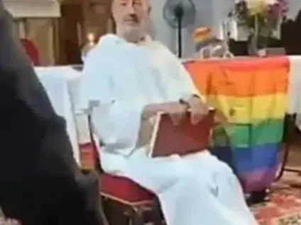 Padre coloca bandeira LGBT+ no altar, gera polêmica e missa é interrompida na Espanha