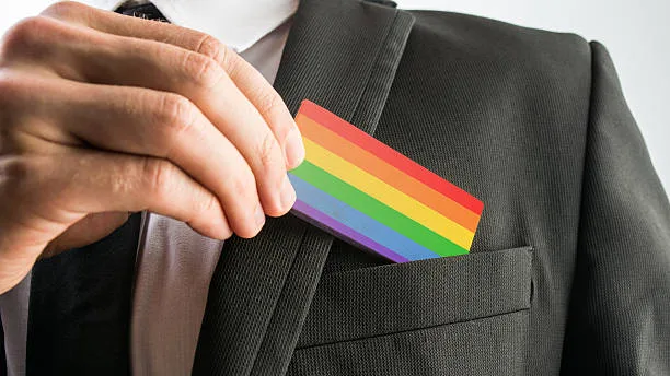 84% dos profissionais LGBT+ já sofreram algum tipo de preconceito na carreira, diz pesquisa