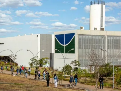 Estudante é presa após agredir colega não-binário em universidade de Brasília