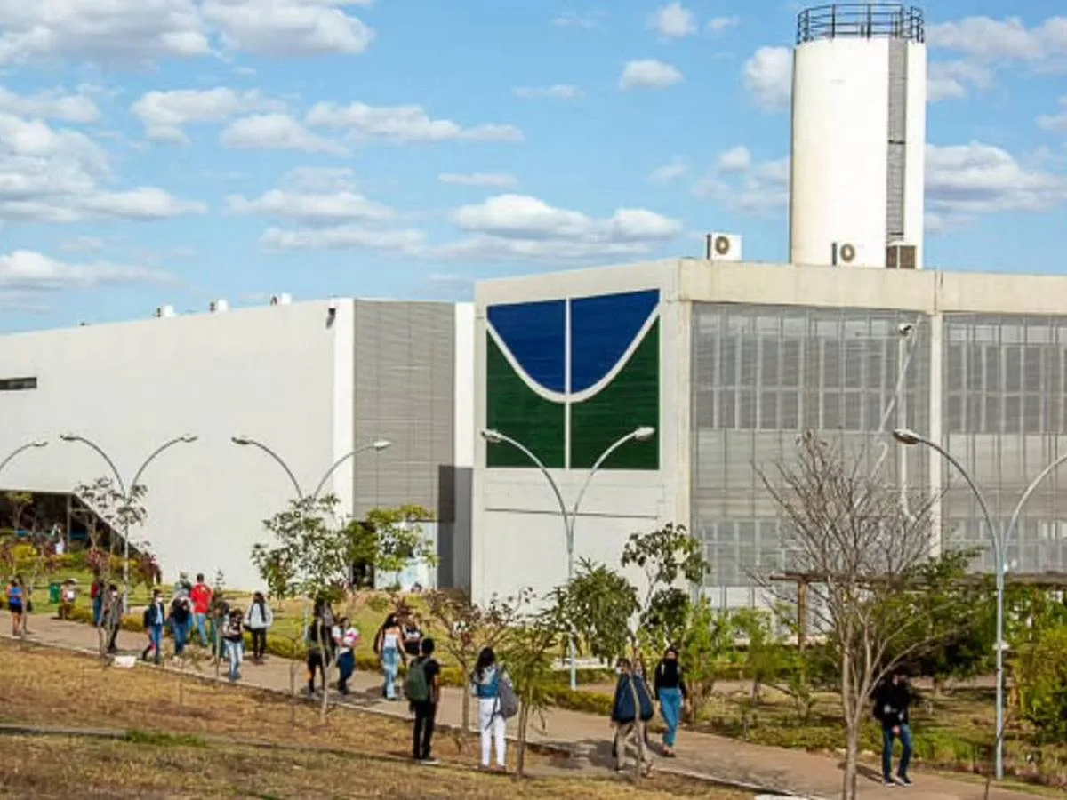 Estudante é presa após agredir colega não-binário em universidade de Brasília