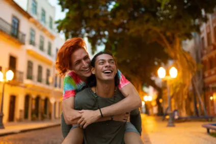 Uniões homoafetivas crescem mais de 700% em 12 anos no Brasil, diz IBGE