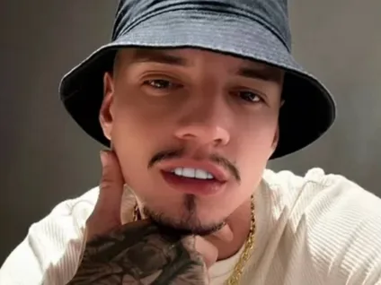 Ator se assume ser 'heteroflex' e confessa: "Namoro mulher, mas quero me divertir"