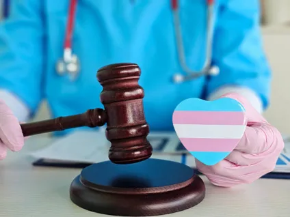 Justiça do Rio condena empresa por manter nome morto de cliente trans por quase um ano