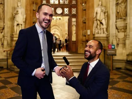 Deputado pede o parceiro em casamento dentro da Câmara e emociona: "Inesquecível"