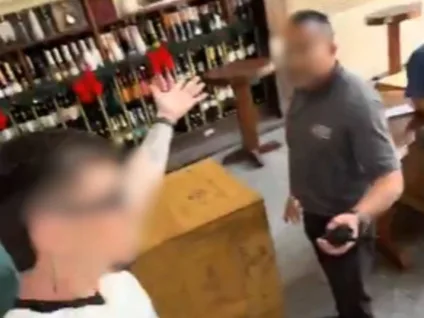 Casal gay denuncia caso de injúria após sofrerem discriminação no Mercado Municipal de SP