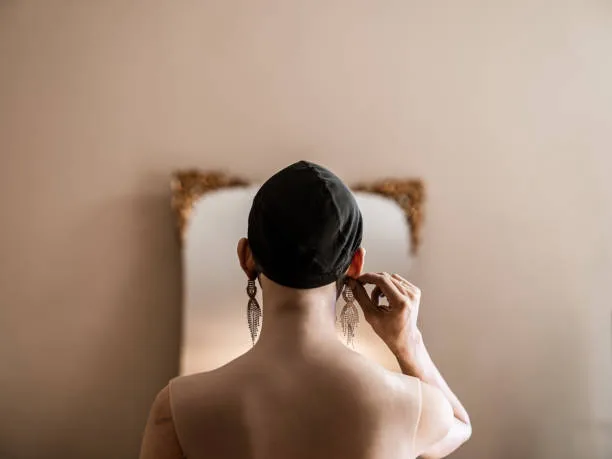 Homem é detido após se passar por mulher e beijar vítimas com identidade falsa