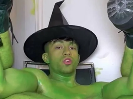 Criador de conteúdo adulto surge nu e pintado de verde em homenagem à bruxa de Wicked