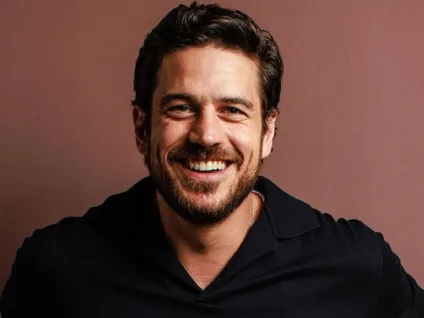 Marco Pigossi revela que medo de se assumir quase destruiu sua carreira: "Foi horroroso"