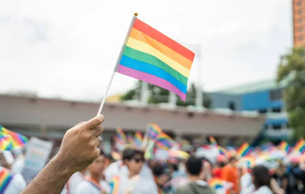 Câmara do DF aprova projeto que pune práticas de "cura gay"