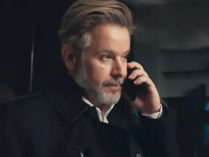 Três Graças: Ferette descobre namoro de Lorena e Juquinha e recebe cantada em bar LGBT