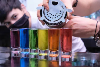 Amstel lança projeto para apoiar bares LGBTQIAPN+