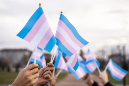 Saiba quais são os direitos de pessoas trans para mudar documentos no Brasil