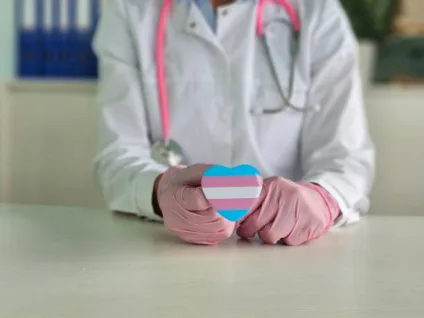 Pessoas trans evitam atendimento de saúde por medo de discriminação no Brasil, diz estudo