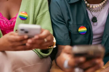 Disque 100: saiba como funciona o canal para denúncias de violência contra LGBTs