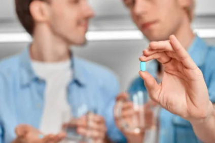 Homens que praticam sexo gay lideram taxas de HIV, diz estudo