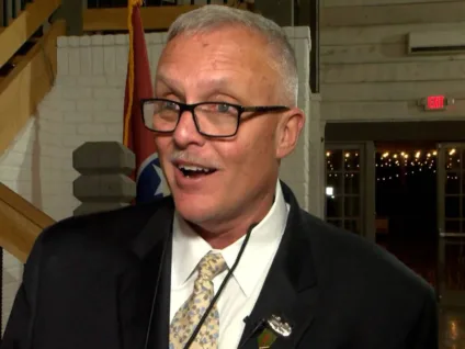 Político dos EUA defende pena de morte para quem apoiar jovens trans