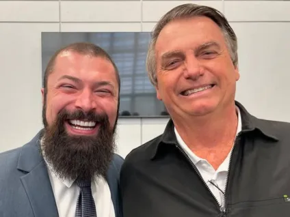 Deputado bolsonarista propõe porte de armas para pessoas trans em projeto de lei
