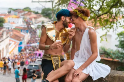 Começar namoro durante ou depois do Carnaval? Especialista alerta para ciladas
