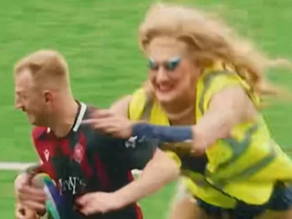 Jogo beneficente com drag queens promove inclusão no rugby no País de Gales