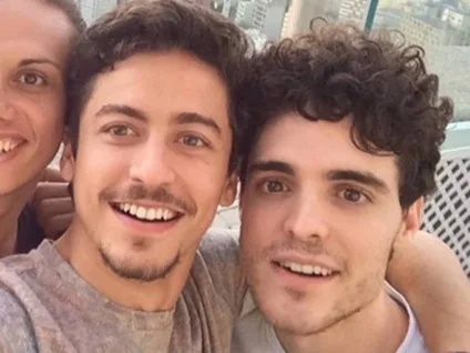 Recaída! Jesuita Barbosa é flagrado aos beijos com o ex-namorado, no Rio