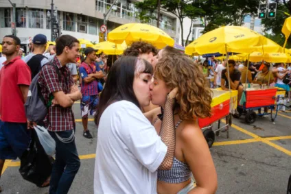 Maioria das pessoas procuram vínculo ao trocar beijos durante o Carnaval, aponta pesquisa
