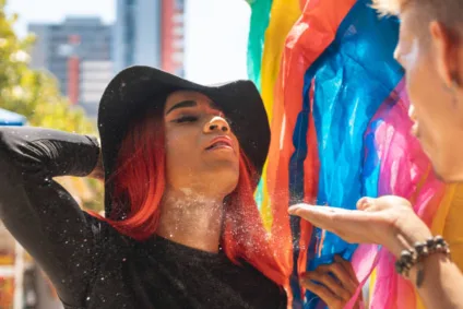 Glitter, sol e suor: como proteger a pele no Carnaval