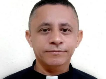 Padre é denunciado por transfobia após declarações em missa no Ceará
