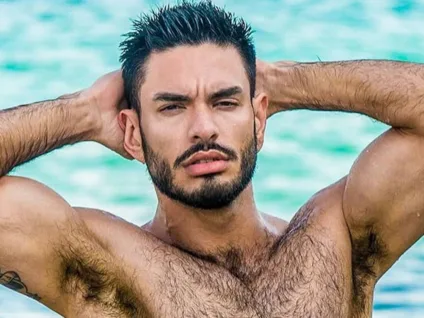 Médico argentino revela ter sido demitido de hospital por ter perfil no OnlyFans