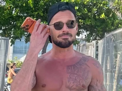 Solteiro, Ricky Martin desembarca no Brasil para o Carnaval e leva fãs à loucura