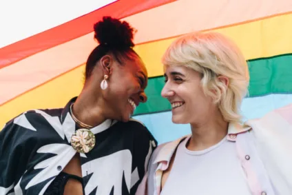 51% dos jovens LGBTs dizem ser difícil encontrar objetivos em comum no amor