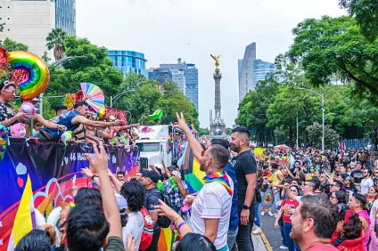 Comunidade LGBT+ movimenta R$ 8,1 bilhões na economia durante o Carnaval 2026