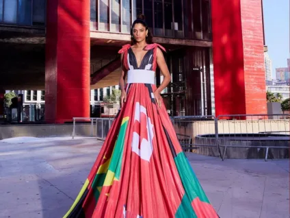 Amsterdam Rainbow Dress, símbolo da resistência LGBT+, desembarca com exposição em São Paulo
