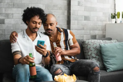 Grindr amplia formas de negociação de sexo em viagens, indica estudo