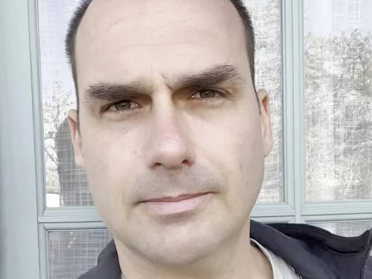 Procurado pela PF, filho de Bolsonaro tira sarro e chama líder do Irã de 'baitola' na web