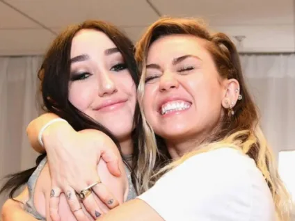 Mãe e irmã de Miley Cyrus teriam vivido triângulo amoroso com galã de Prison Break