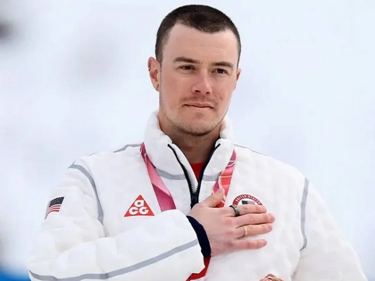 Jake Adicoff celebra título de primeiro esquiador gay a conquistar ouro nas Paralimpíadas de Inverno