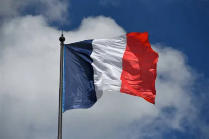 Governo da França fecha acordo com apps de namoro para combater ataques homofóbicos
