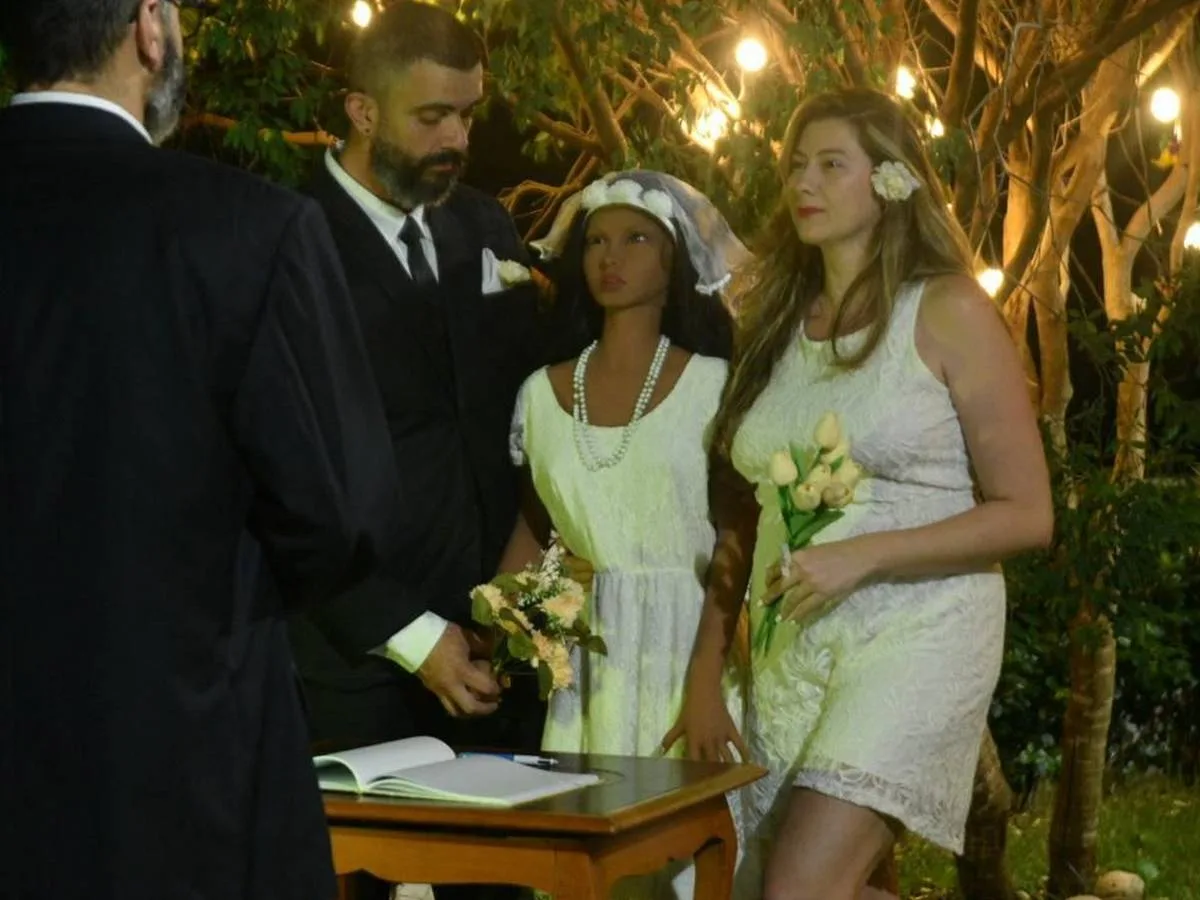 Casal de influenciadores 'se casa' com boneca realista e vivem trisal: "Virou algo normal"